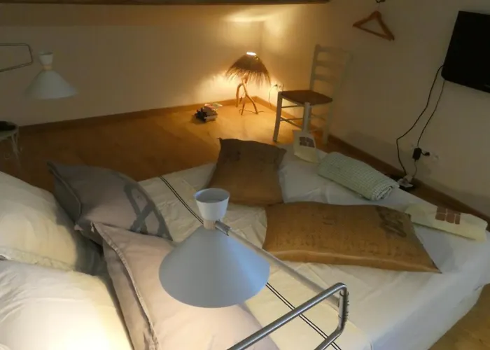 Bed and Breakfast D'hotes Dans Ancienne Bergerie - La Bergerie Du Monde Les Angles (Gard)